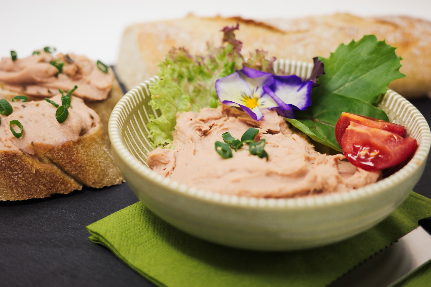 In einer Schüssel gemeinsam mit verschiedenen Salaten ist unser veganer Aufstrich natur.