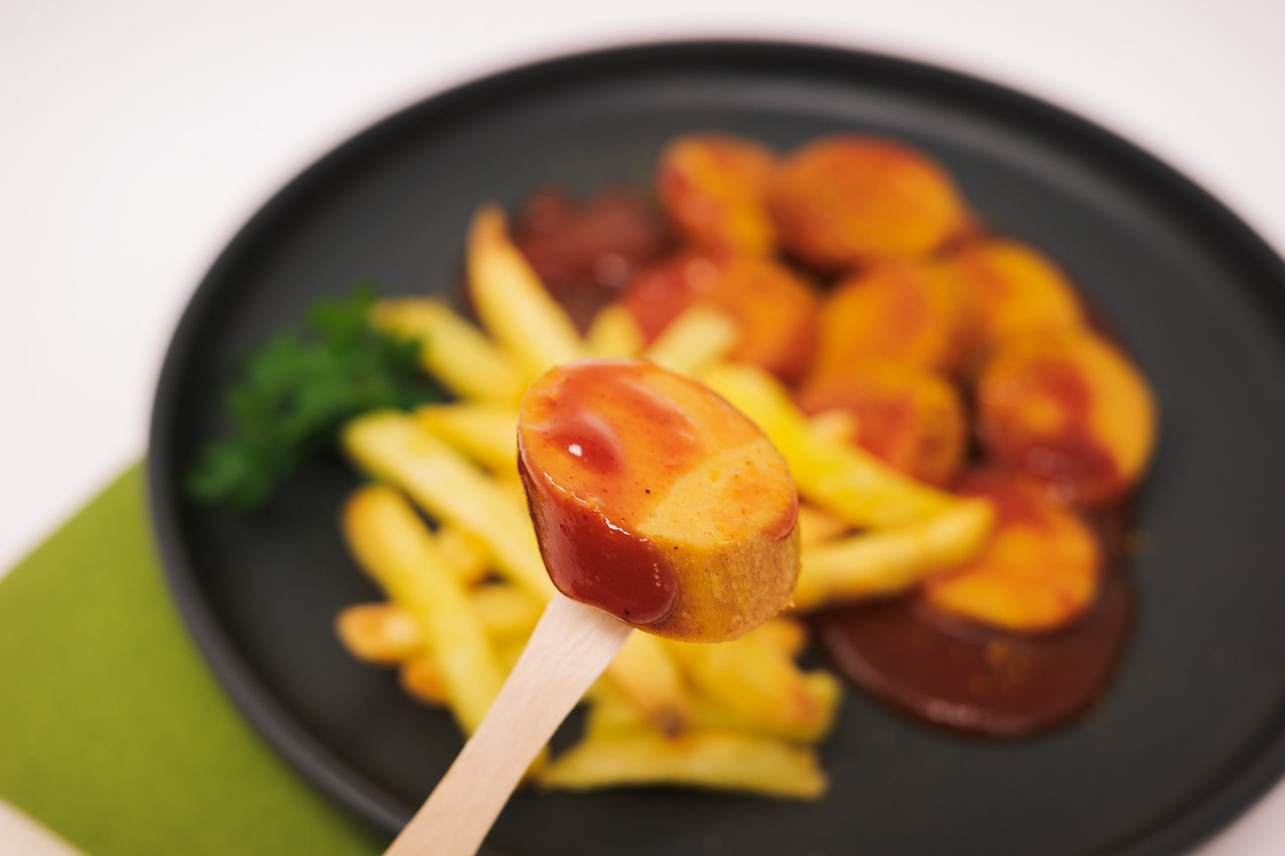 Currywurst Stück auf einen Holzspieß.