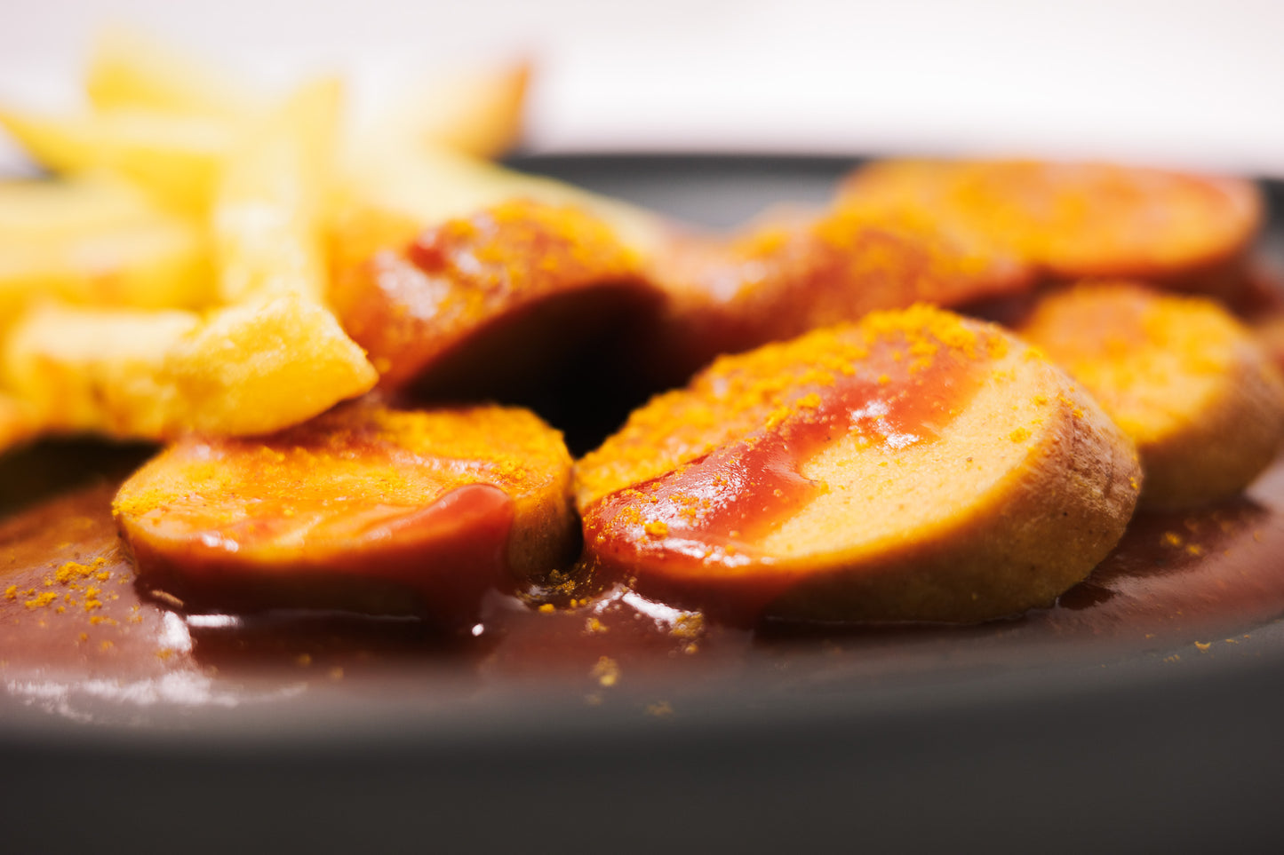 Nahaufnahme der aufgeschnittenen Veganen Currywurst.