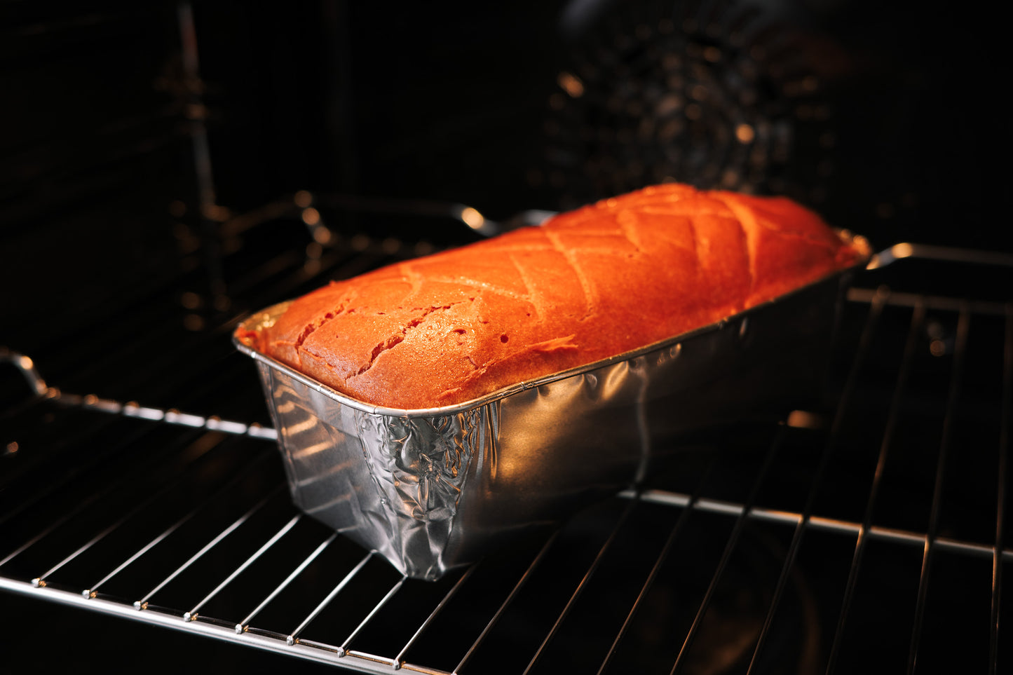 Veganer Leberkäse der gerade im Ofen aufbackt.