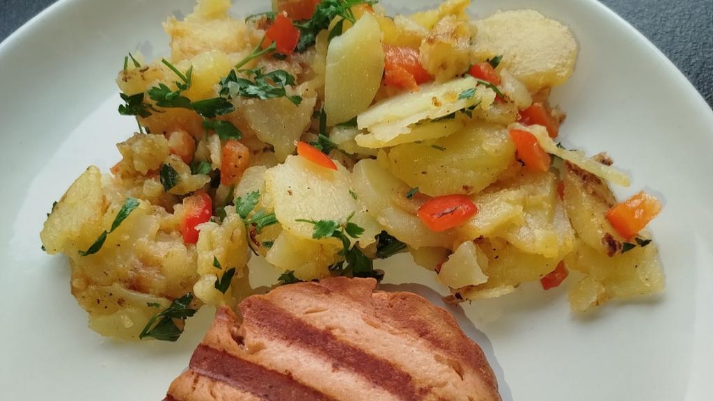 Rezept-Idee für veganen LeVerkäs mit knusprigen Bratkartoffeln und Paprika