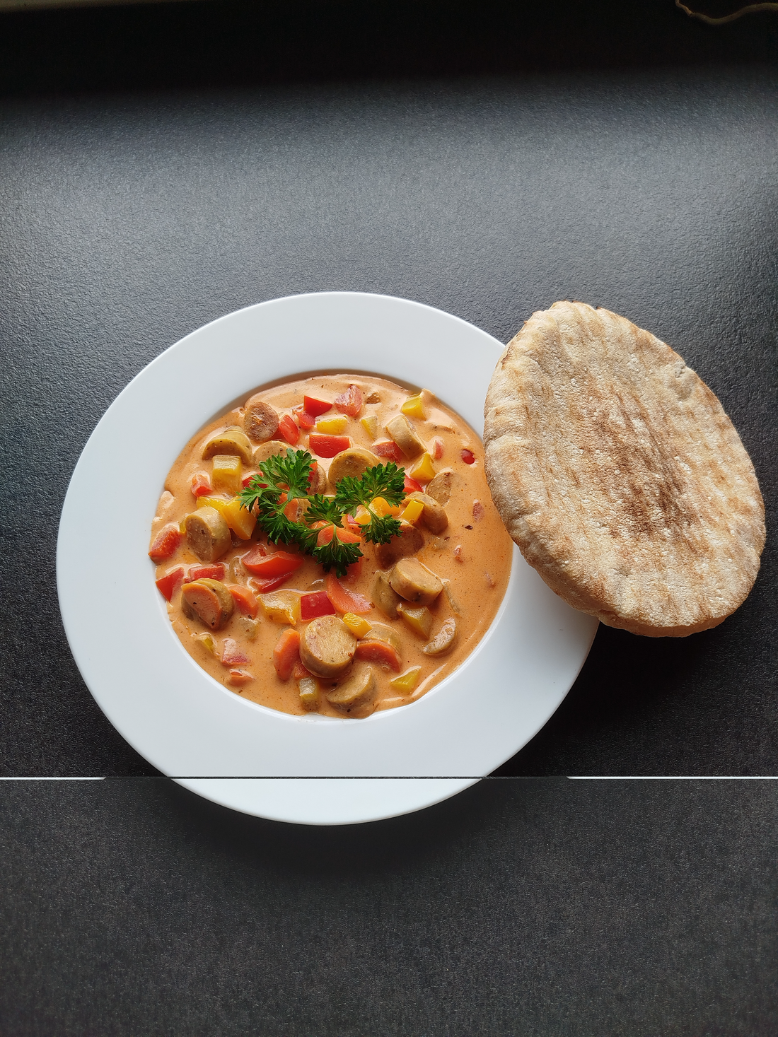 Rezept-Idee für cremige Gemüsepfanne mit BratVurst