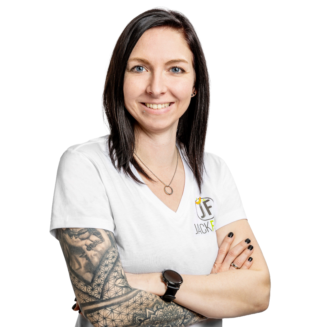 Jacky mit verschränken Armen im weißen JackFood T-Shirt.
