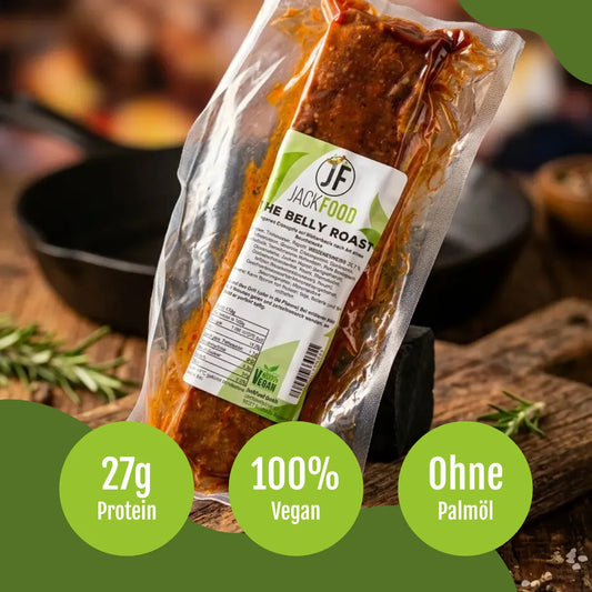 JackFoods veggies Grillfleisch - The Belly Roast. Im Hintergrund ist eine Gusseiserne Pfanne.