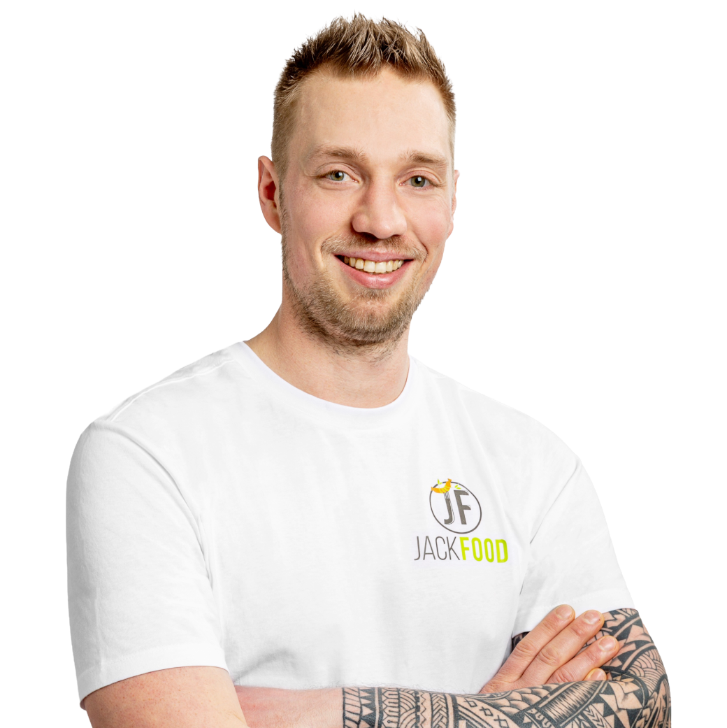 Matthias mit verschränken Armen im weißen JackFood T-Shirt.