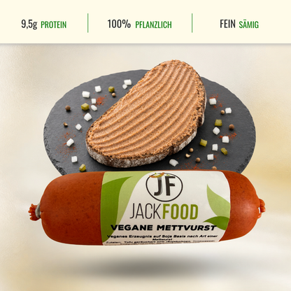 Im Headerbereich sind die Angaben zum Proteingehalt, 100% pflanzlich und einen usp Punkt. Im Bild im oberen Bereich ist das fertige vegane Mettwurst Produkt auf einer Scheibe Brot aufgestrichen und darunter das Produkt in seiner Originalverpackung.