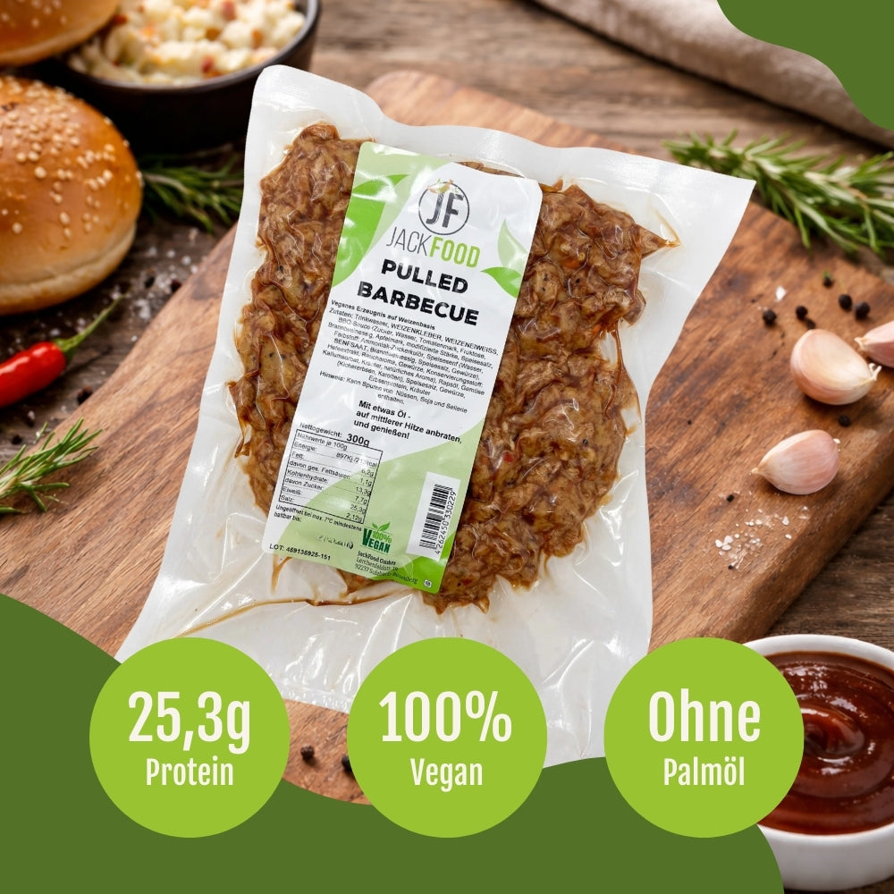 JackFoods veganes Pulled Pork BBQ auf einem Brett mit verschiedenen Zutaten.