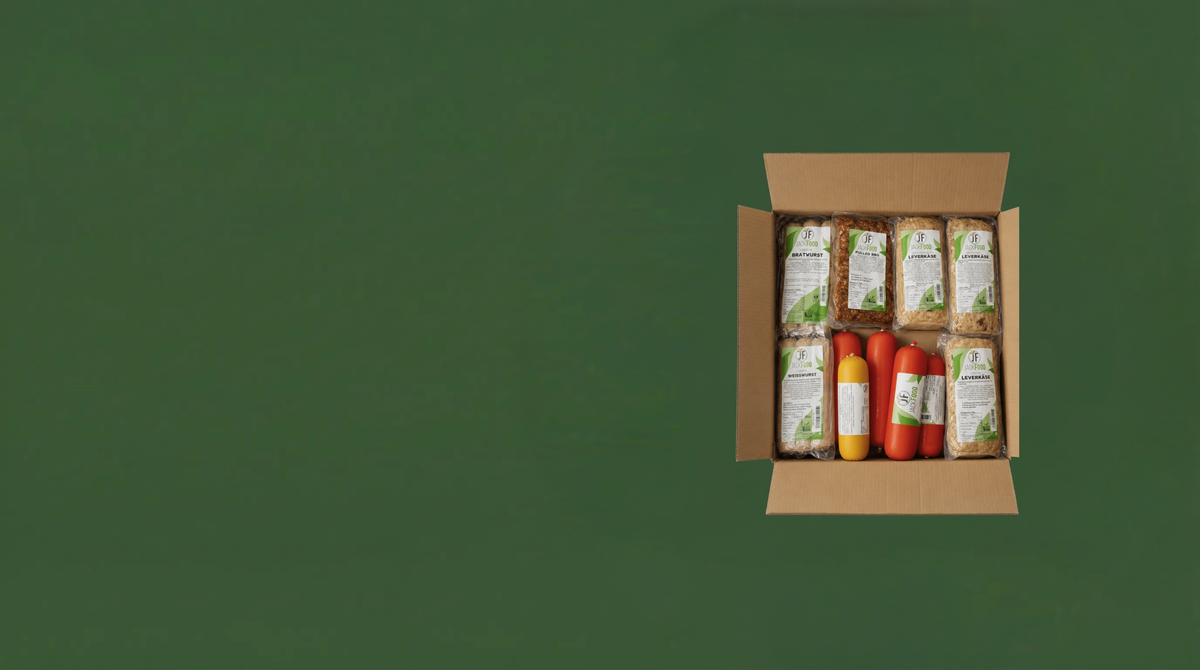 Bannerbild der veganen Box, gefüllt mit verschiedenen Vleisch- und Vurstwaren.