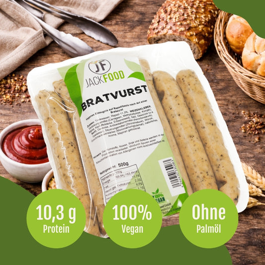 Die pflanzliche Bratwurst Alternative von JackFood mit Ketchup, Senf und Semmel im Hintergrund.