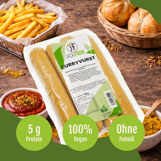 Die pflanzliche Currywurst Alternative von JackFood mit Pommes und Currypulver im Hintergrund.
