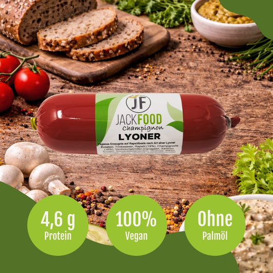 Die pflanzliche Lyoner Alternative von JackFood mit Champignon. Im Hintergrund sind Champignons, Tomaten und Brot.