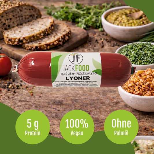 Die pflanzliche Lyoner Alternative von JackFood mit Kräuter-Röstzwiebel. Im Hintergrund sind in einer Schüssel Röstzwiebeln und Kräuter sowie Brot.