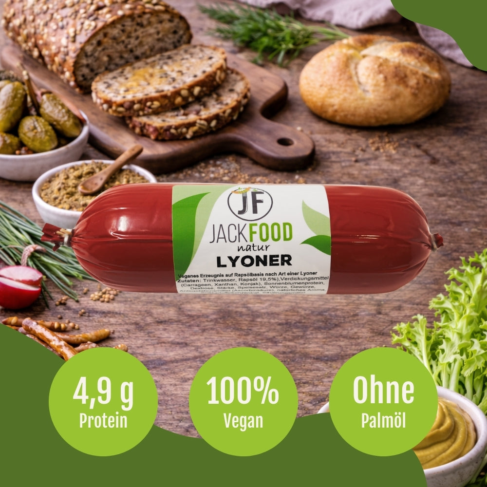 Die pflanzliche Lyoner Alternative von JackFood. Im Hintergrund sind Semmel und Brot.