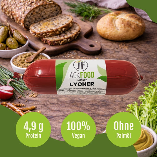 Die pflanzliche Lyoner Alternative von JackFood. Im Hintergrund sind Semmel und Brot.