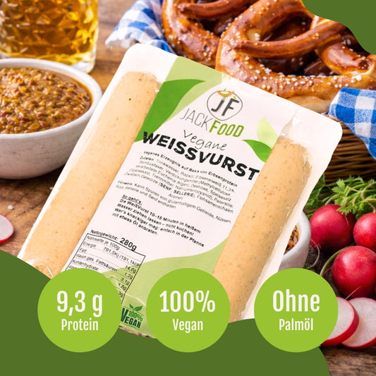 Die pflanzliche Weißwurst Alternative von JackFood mit Breze und Bier im Hintergrund.