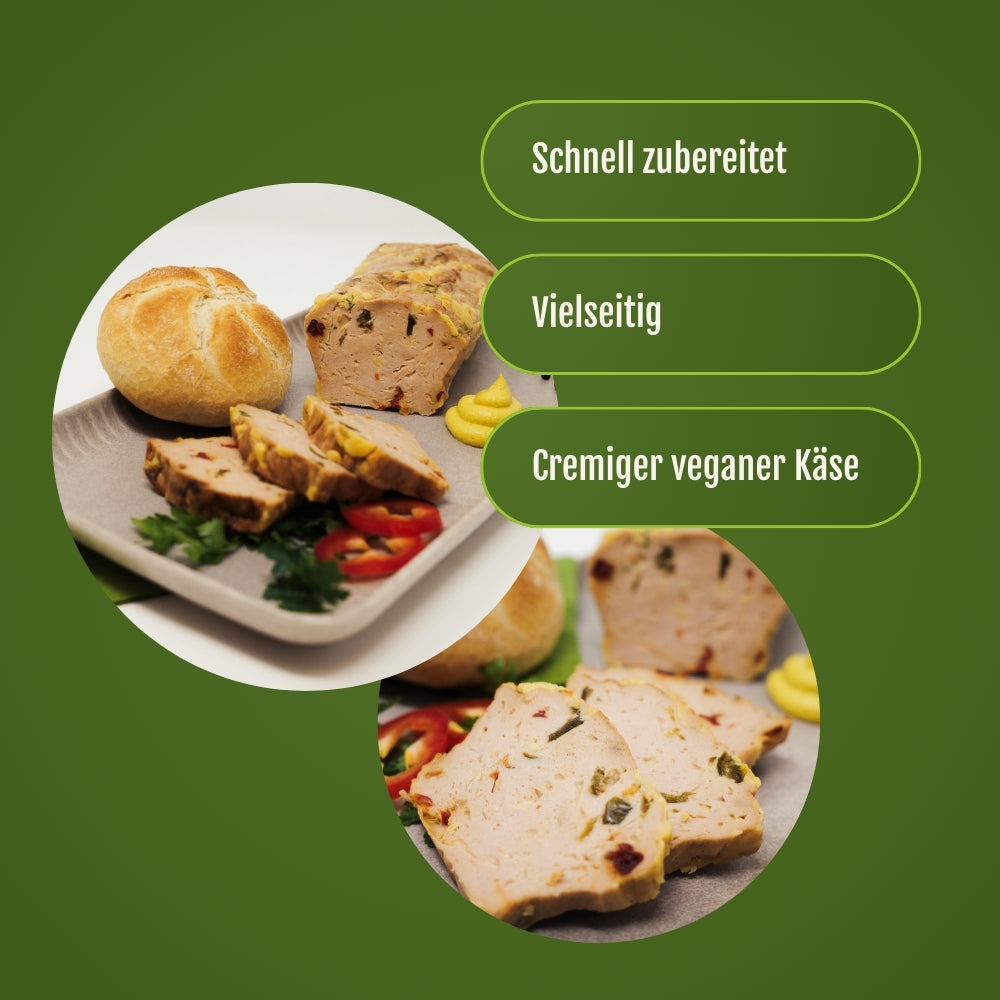 Der gebackene Chili-Cheese Leverkäs angerichtet auf einen Teller zusammen mit einer Semmel und Senf.