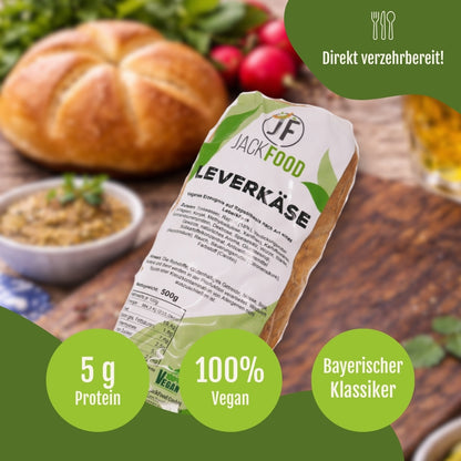 Der gebackene vegane Leberkäse mit einer Semmel und Radieschen im Hintergrund.