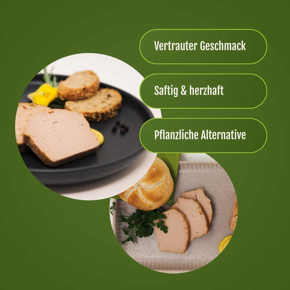 Der gebackene Leverkäs angerichtet auf einen Teller zusammen mit einer Semmel und Senf und auf einen anderen schwarzen Teller gemeinsam mit zwei Scheiben Brot.