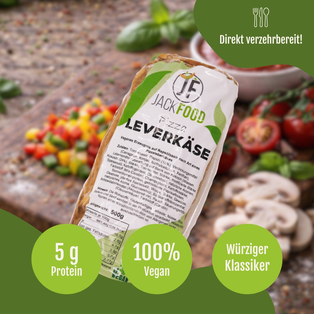 Der gebackene vegane Pizza Leberkäse mit Paprika, Tomaten und Champignon im Hintergrund.