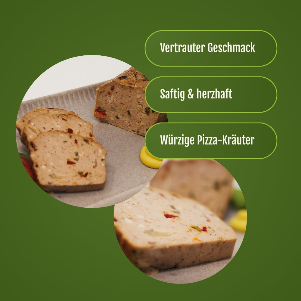 Der gebackene Pizza Leverkäs angerichtet auf einen Teller mit Senf.
