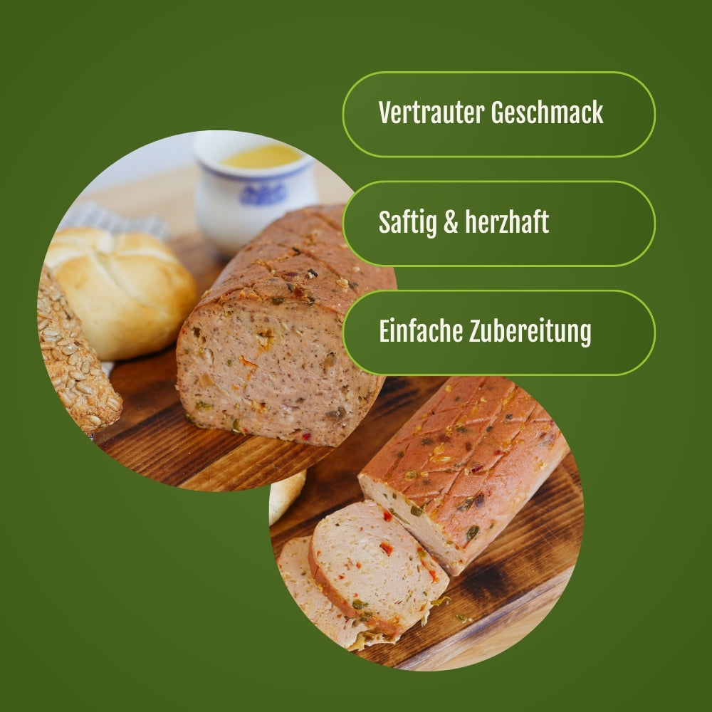 Der vegane Pizza Leberkäse zum Teil aufgeschnitten auf einen Holzbrett, daneben zwei Semmeln.