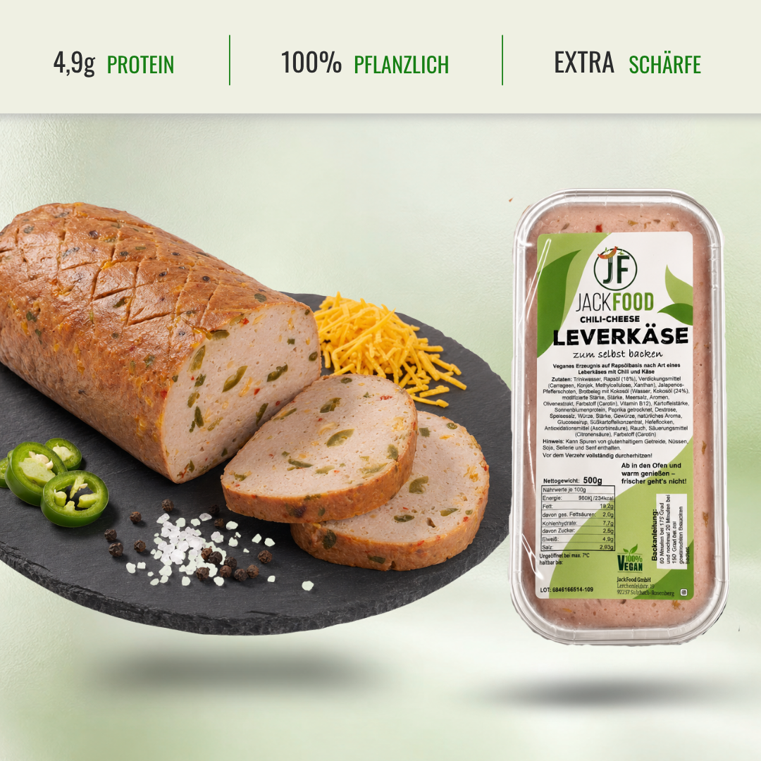 Im Headerbereich sind die Angaben zum Proteingehalt, 100% pflanzlich und einen usp Punkt. Im Bild ist auf der linken Seite das fertige vegane Chili Cheese Leberkäse Produkt zum Backen und auf der rechten Bildhälfte das Produkt in seiner Originalverpackung.