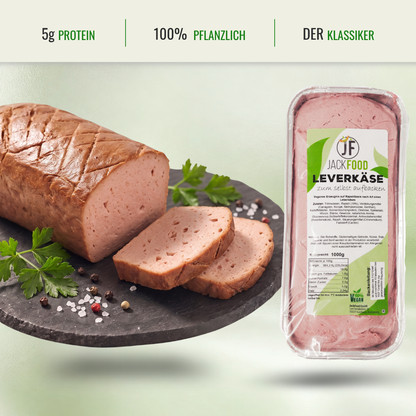Im Headerbereich sind die Angaben zum Proteingehalt, 100% pflanzlich und einen usp Punkt. Im Bild ist auf der linken Seite das fertige vegane Fleischkäse Produkt zum Backen und auf der rechten Bildhälfte das Produkt in seiner Originalverpackung.