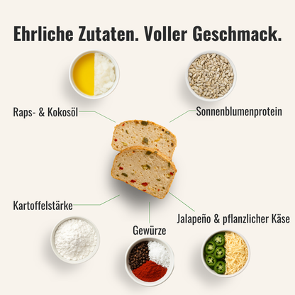 Eine Übersicht von Zutaten die im veganen Chili Cheese Leberkäse zum Selbstbacken sind, welcher in der Mitte liegt, verwendet werden.